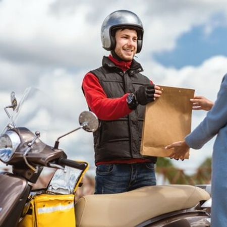 Sürücü-kuryer tələb olunur