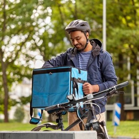 Piyada kuryer tələb olunur