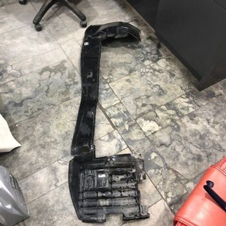 Mercedes W140 Saq Qanad Altlığı – Ehtiyat hissələri – ucuztap.az