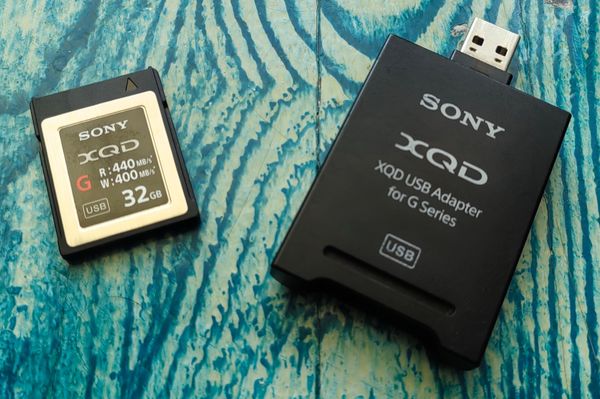 Sony XQD G Series 32GB Yaddaş Kartı və XQD USB Adapter Kombo – Bakı – ucuztap.az