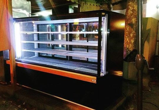 Şirniyyat vitrini – Bakı – ucuztap.az