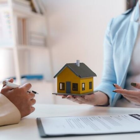 Daşınmaz əmlak agenti/ makler tələb olunur – Bakı – ucuztap.az