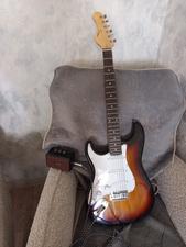 Elektro Gitar və Səsucaldıcı Satılır